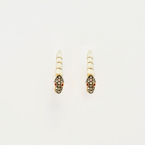 Boucles d'oreilles Boucles d'oreilles serpent créoles en émail blanc avec diamants et rubis 58 Facettes 3275