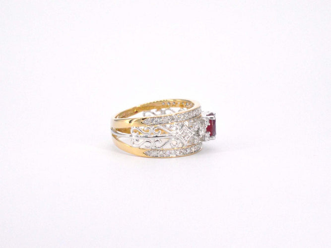Bague 54 Bague en or jaune sertie de diamants et d'un rubis 58 Facettes 2240