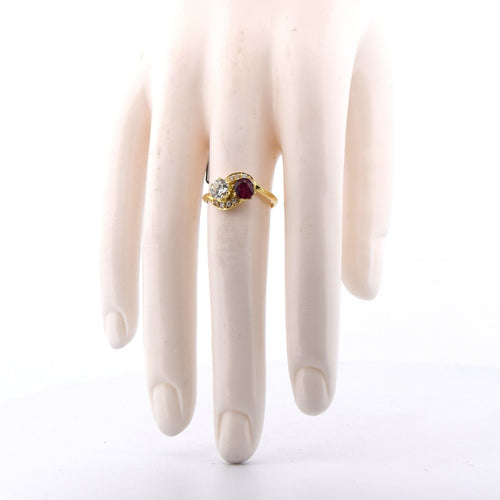 Bague 55 Bague en or jaune 18 carats, rubis et diamants 58 Facettes