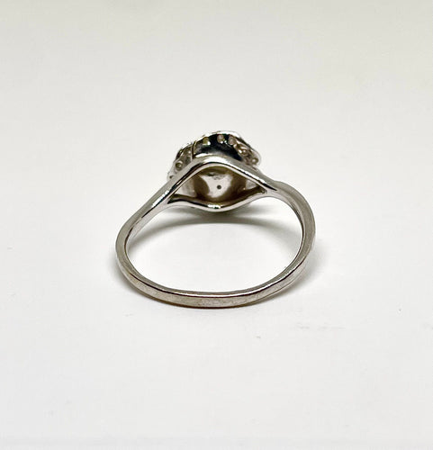 Bague 60 Bague or blanc en forme de rose et diamants 58 Facettes