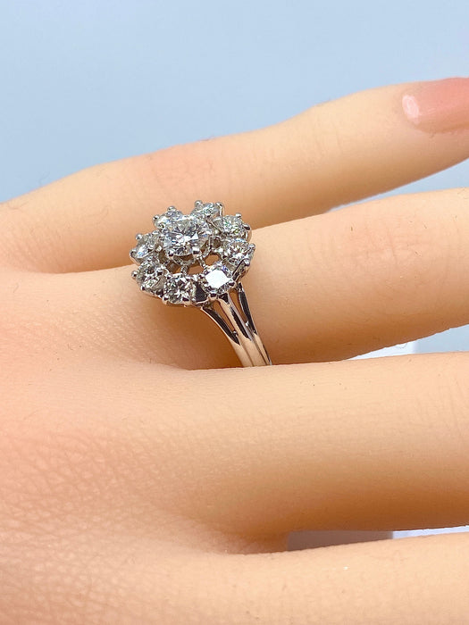 Daisy ring in witgoud bezet met 9 diamanten