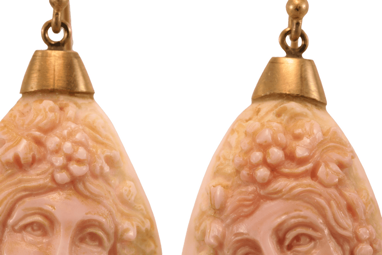Boucles d'oreilles Boucles d'oreilles en or avec camées de corail antiques 58 Facettes 7664
