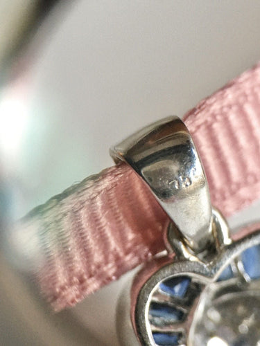 Pendentif Pendentif motif floral en or blanc 18k avec saphirs et diamants 58 Facettes