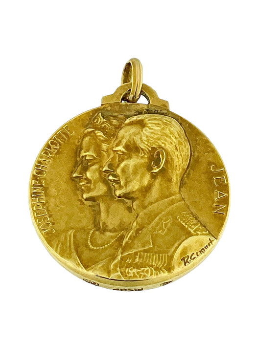 Yellow gold medal pendant by René Cliquet Grand Dukes and Grand Duchesses of Luxembourg