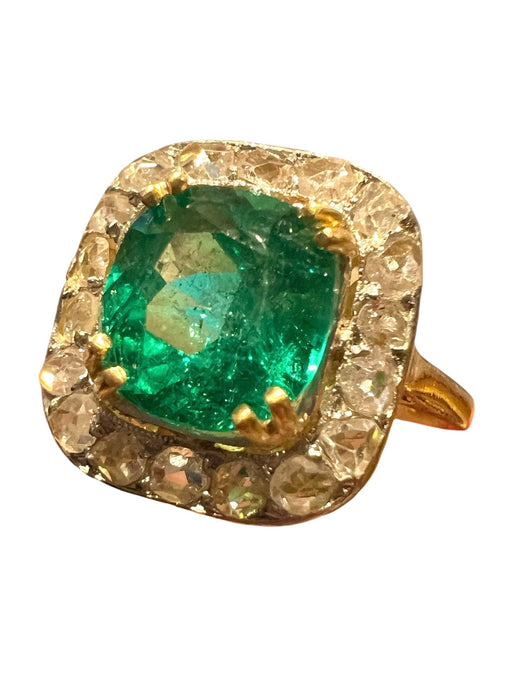 anillo de oro amarillo con pavé de esmeraldas y diamantes