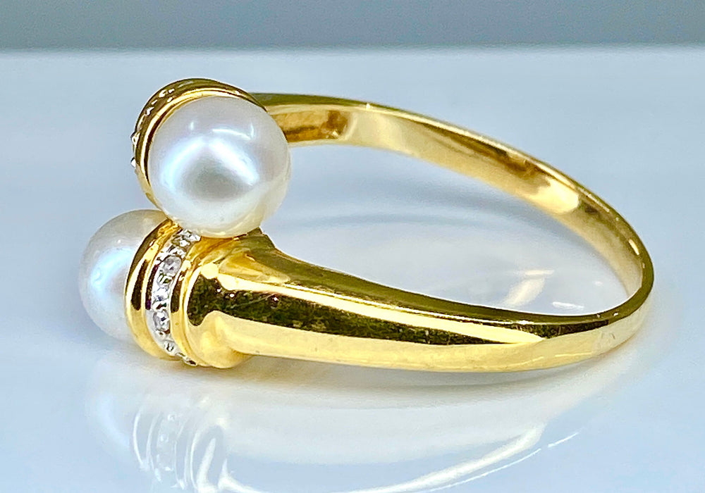 Geelgouden ring, 2 parels en 6 diamanten