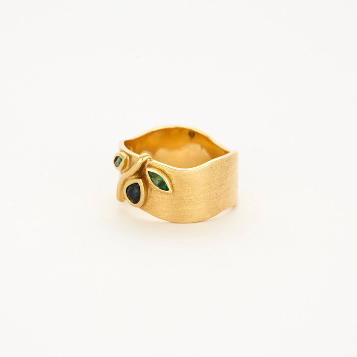 Yellow gold sapphire emerald diamond ring
