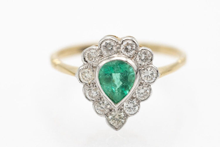 Bague 56 Bague élégante en or jaune ornée d'émeraudes et de diamants. 58 Facettes 10520