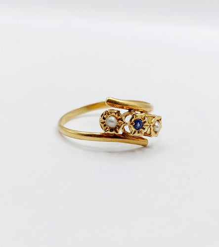 Bague 60 Bague antique en or 18k pierre bleue et perles sertis fleuris 58 Facettes A06503