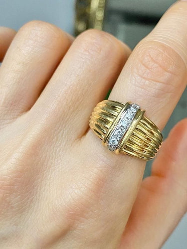 53.5 Bague godronnée en or jaune et diamants 58 Facettes