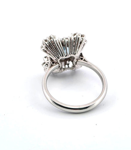 Bague 57 Bague vintage en or blanc avec une aigue-marine centrale et des diamants 58 Facettes