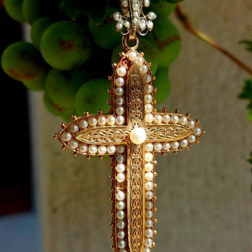 Grand pendentif Croix "Royale" or jaune et perles 58 Facettes 203