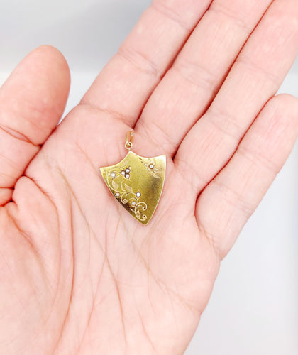 Pendentif Pendentif antique jaune blason, fleurs et papillon orné de perles (circa 1900) 58 Facettes A06306