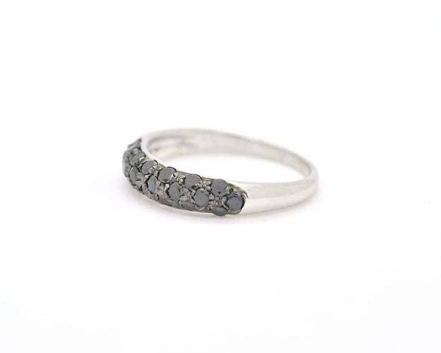 bague en or blanc et diamant noir