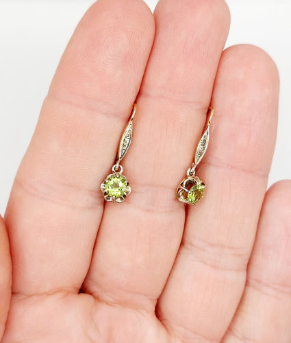 Boucles d'oreilles Dormeuses antique or jaune péridot en serti griffes 58 Facettes A05288