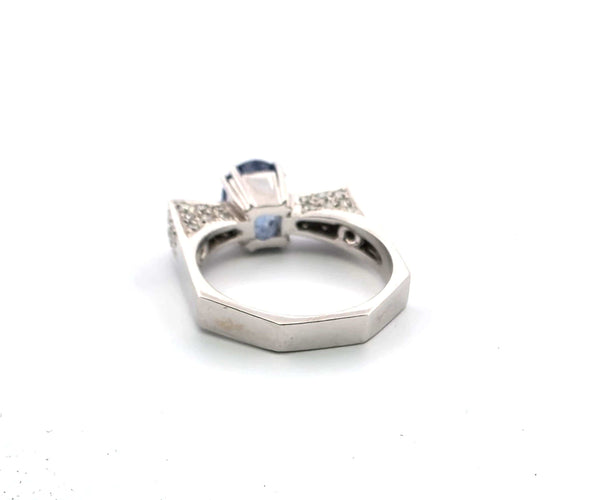 Bague 54 Bague vintage en or blanc avec un saphir central et des diamants environnants 58 Facettes