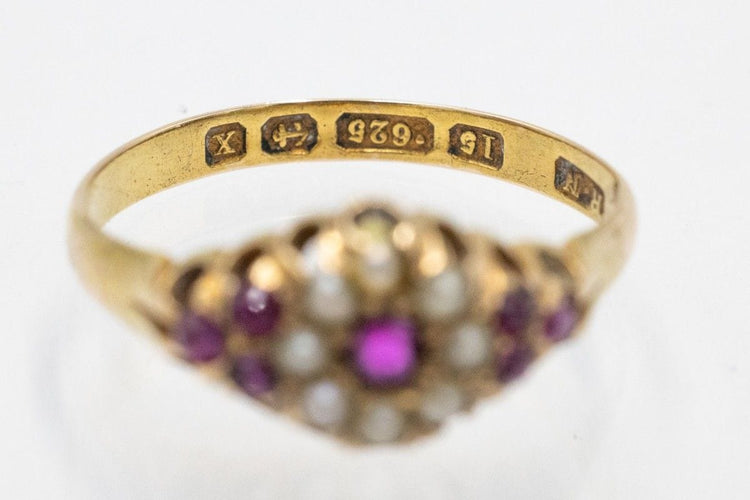 Bague 54 Bague ancienne en or jaune ornée de rubis et de perles 58 Facettes 11162