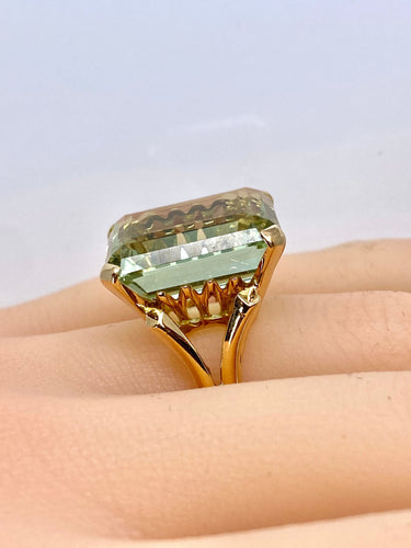 Anillo de oro amarillo y berilo verde de 20 quilates 
