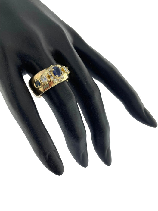 Ring in yellow gold, diamonds and sapphires