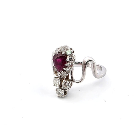 Bague 53 Splendide bague en or blanc 18 carats avec rubis central et diamants environnants 58 Facettes