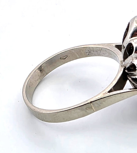 Bague 53 Bague en or blanc avec saphir cabochon et diamants 58 Facettes