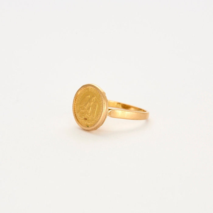 Anillo de oro amarillo monedas de oro.