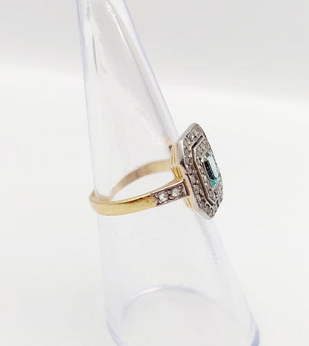 Ring Art Deco i 18k guld och Platina, smaragd och rosenstensslipade diamanter 