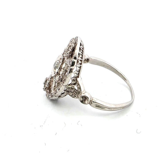 Bague 52 Bague en platine avec diamant central et diamants environnants 58 Facettes