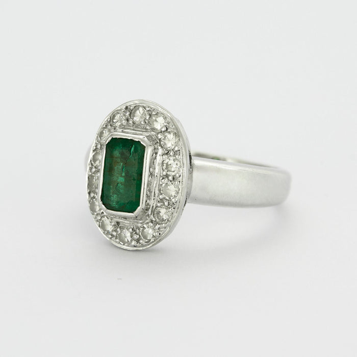 Witgouden ring met smaragd en diamanten