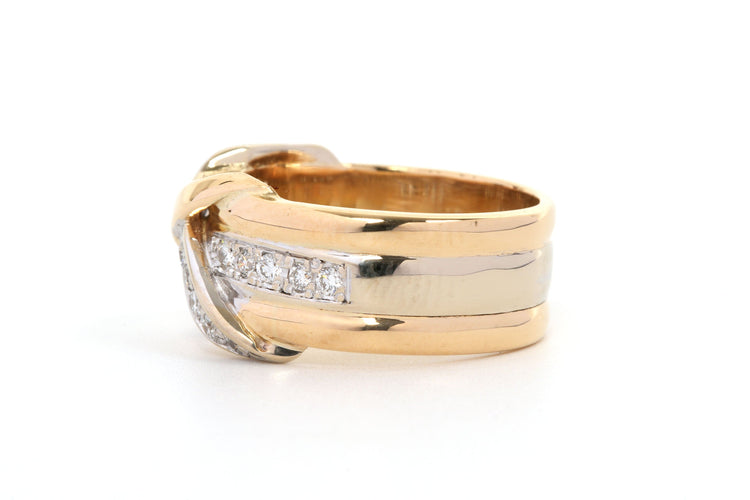 Bague 53 Bague contemporaine en or jaune et blanc 18 carats sertie de diamants 58 Facettes 21847