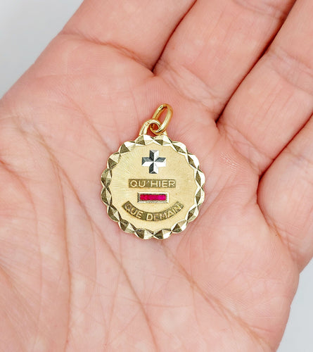 Pendentif AUGIS - Pendentif médaille d'amour or et rubis - "Plus qu'hier moins que demain" 58 Facettes A05409