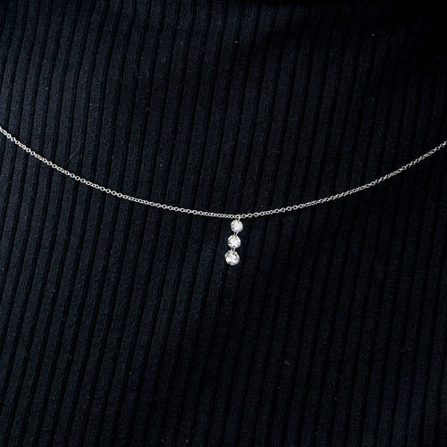 NÁHRDELNÍK Z BÍLÉHO ZLATA 3 DIAMANTY 0,45ct