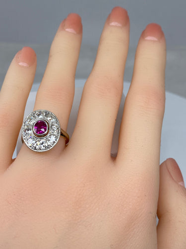 Soikea rubiini-timanttisormus