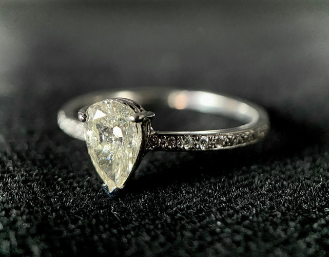 Bague 57 Bague alliance sertie d'un diamant taillé poire de 0,75 carat 58 Facettes