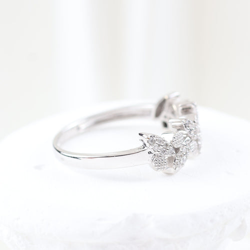 Vegetabilsk ring med briljantslipte diamanter i 18 karat hvitt gull 