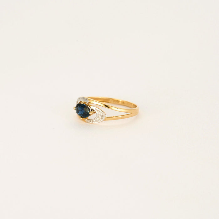 Yellow gold and white sapphire ring