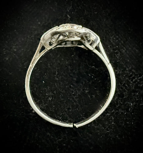 Bague 53 Bague Art Déco or blanc sertie de 0,80 carat de diamants 58 Facettes