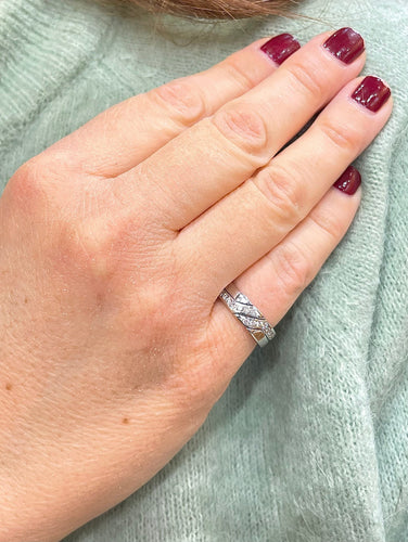 Bague 49 Bague entrelacée en or blanc, et diamants 58 Facettes