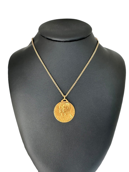 Yellow gold medal pendant by René Cliquet Grand Dukes and Grand Duchesses of Luxembourg