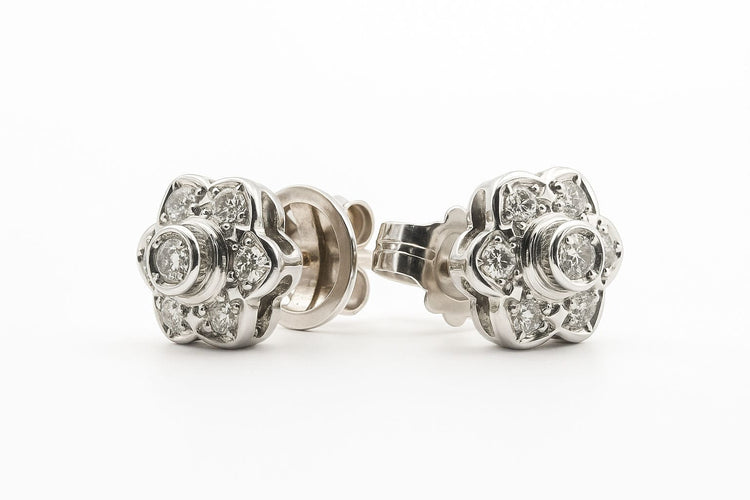 Boucles d'oreilles Boucles d'oreilles florales en or blanc avec diamants 58 Facettes 50294