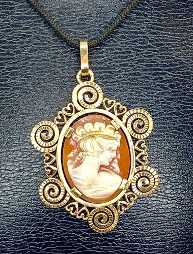 Pendentif Pendentif en or jaune et camée profil de femme 58 Facettes AB621