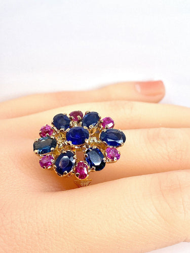 54 Importante bague or jaune, 7 saphirs et 6 rubis 58 Facettes AB454