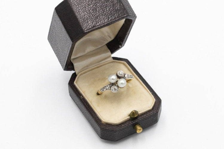 Bague 54 Bague ancienne Art Nouveau en or jaune ornée de perles et de diamants, début du XXe siècle 58 Facettes 11387