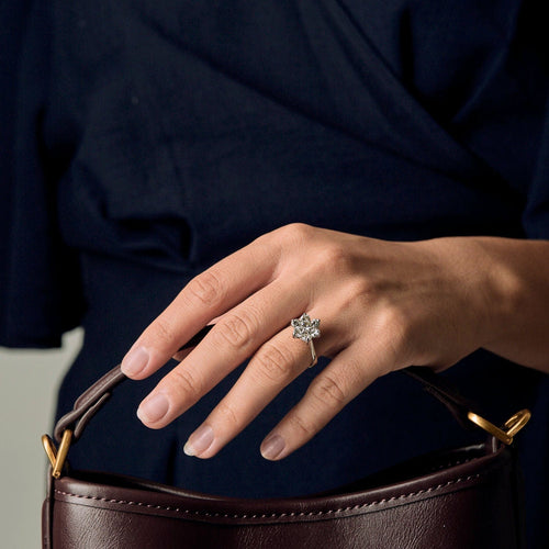 Bague 53,5 Bague fleur en or blanc et diamants 58 Facettes B250513