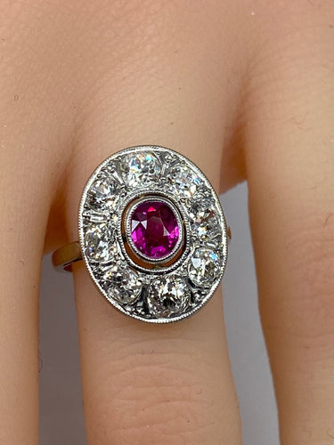 Soikea rubiini-timanttisormus