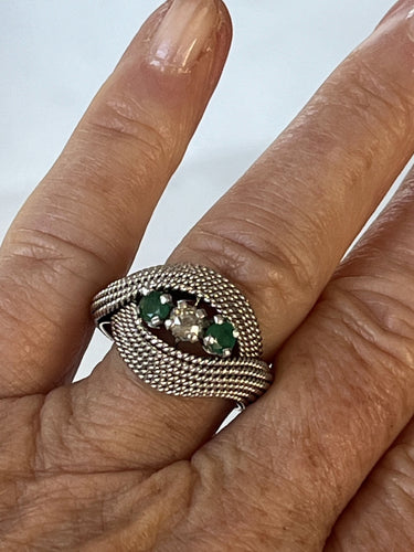 Pierścionek z żółtego złota z drutem skręconym, diamentami i szmaragdami