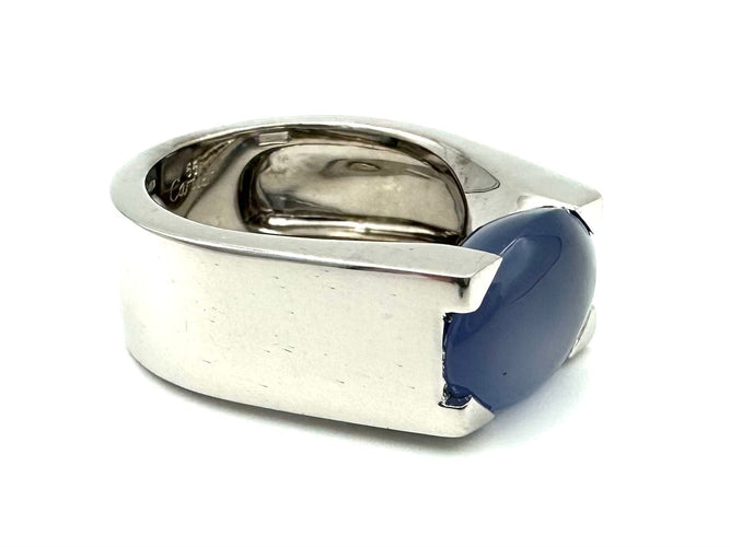 Bague 55 CARTIER. Collection "Tankissimo", bague or blanc et calécdoine 58 Facettes