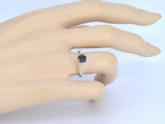 Bague 54 Bague en or blanc avec un diamant noir taille brillant et des diamants blancs 58 Facettes 2222