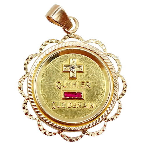 Pendentif RARE Pendentif AUGIS médaille d'amour 26 mm or rose 18k orné de rubis : "+ qu'hier - que demain" (circa 1970) 58 Facettes A05093