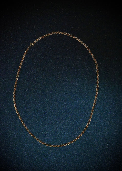 Goldene gedrehte Halskette